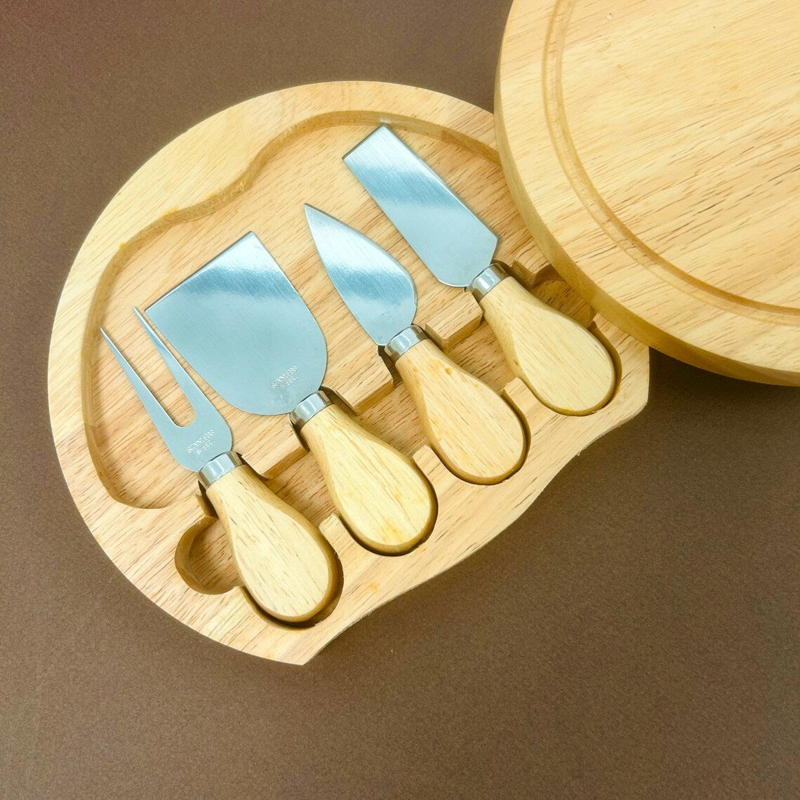 Heart & Arrows Monogram Personalized Wooden Cheese Board Set